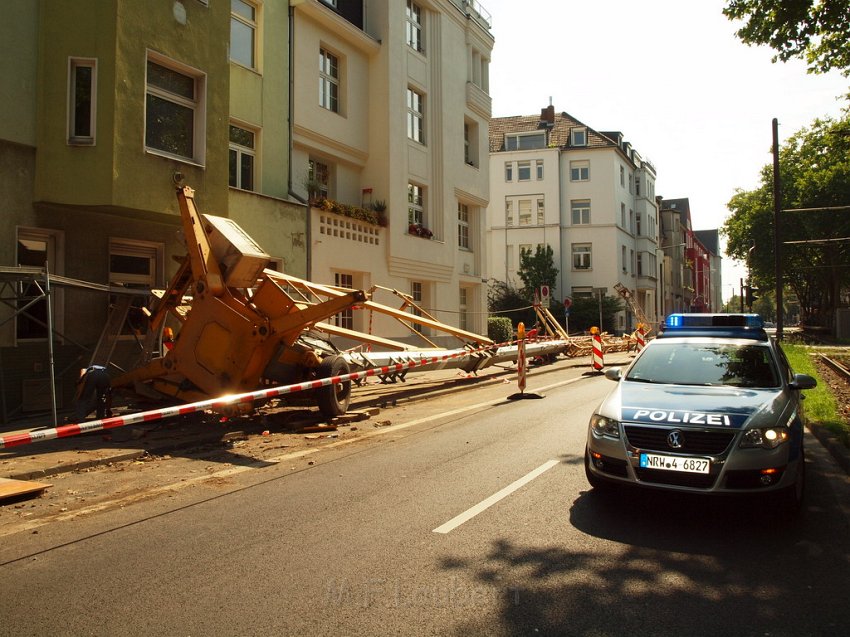 Baukran umgestuerzt Koeln Suelz Suelzguertel P069.JPG